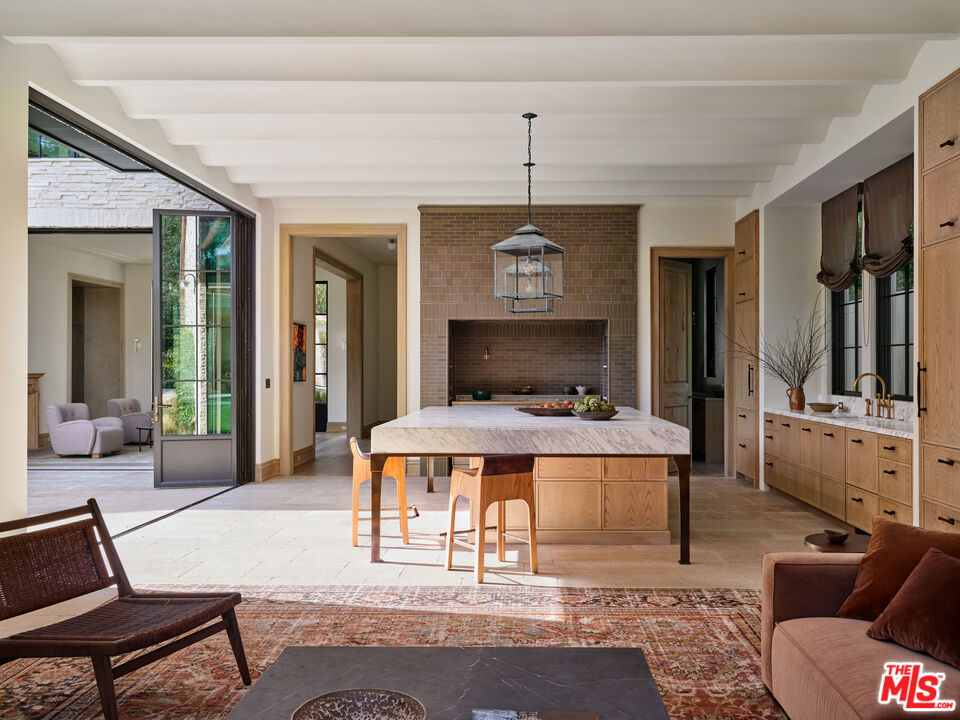 694 N Tigertail Rd, brentwood