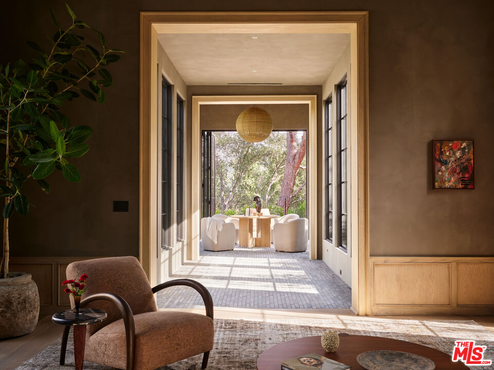 694 N Tigertail Rd, brentwood