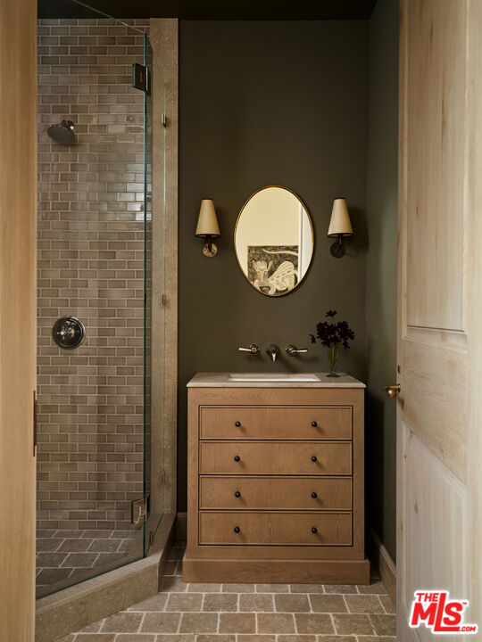 694 N Tigertail Rd, brentwood