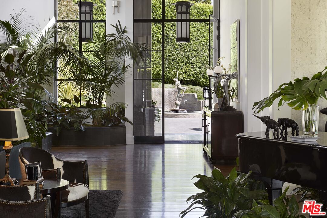 107 Delfern Dr, Holmby Hills