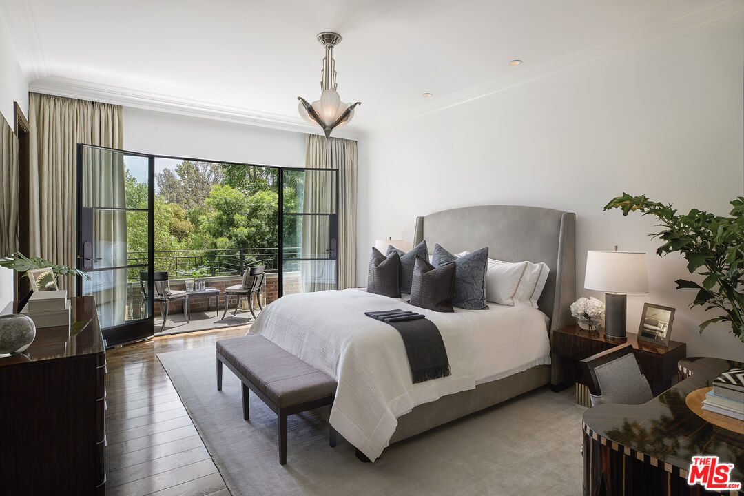 107 Delfern Dr, Holmby Hills