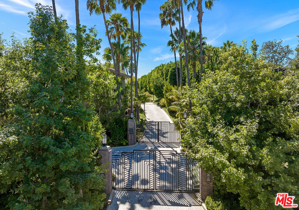 107 Delfern Dr, Holmby Hills