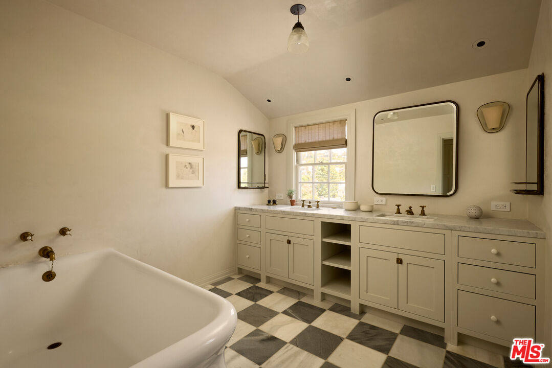 239 W Channel Rd, Santa Monica