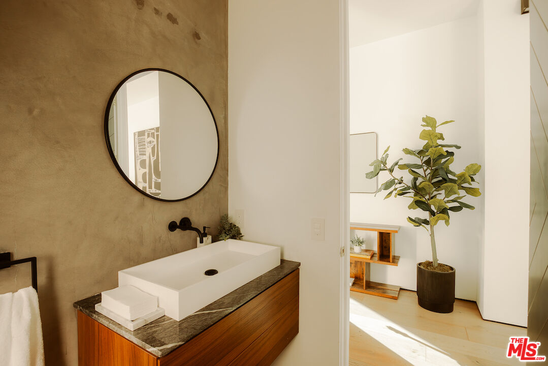 13331 Mulholland Dr, Beverly Hills