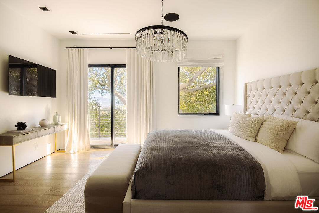 13331 Mulholland Dr, Beverly Hills