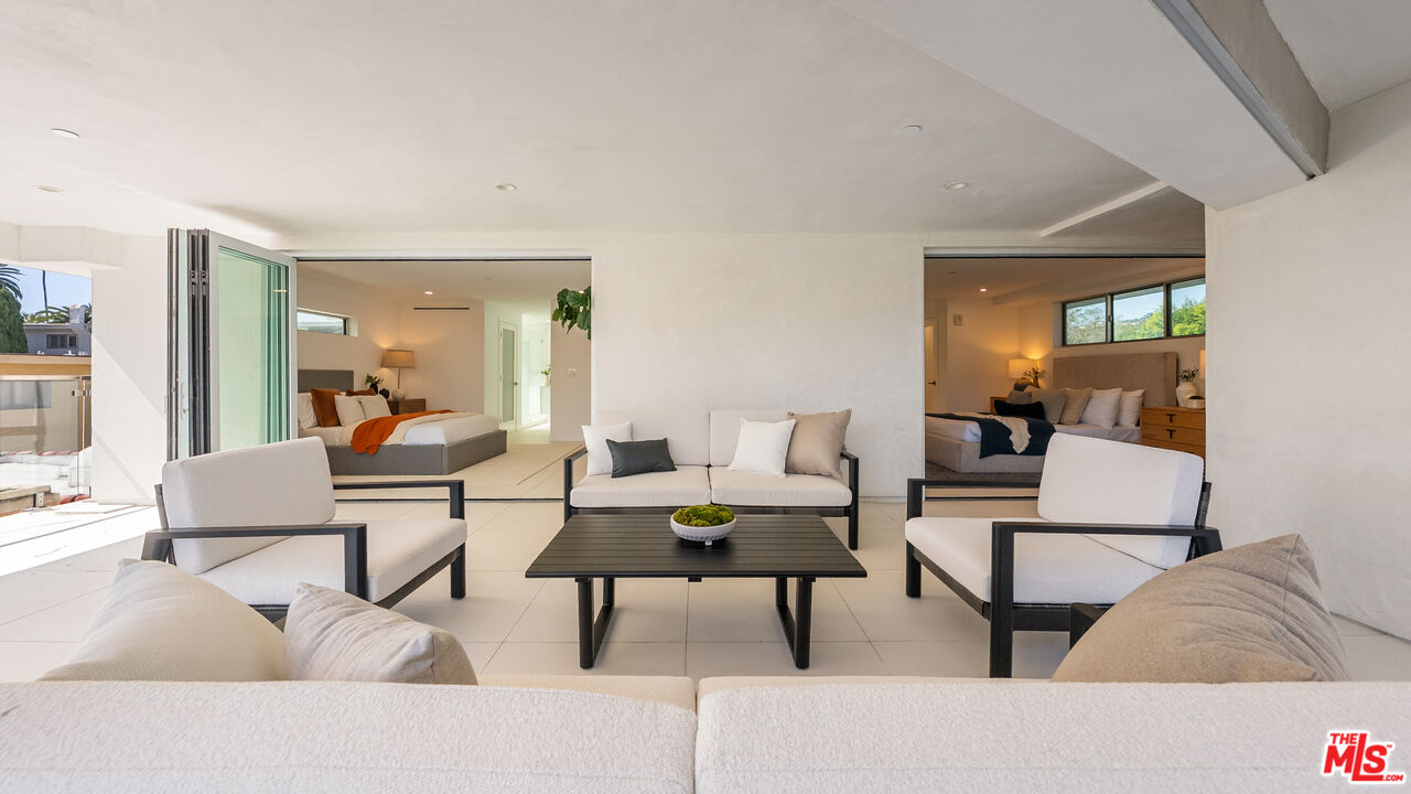 621 N Kings Rd Unit: 3