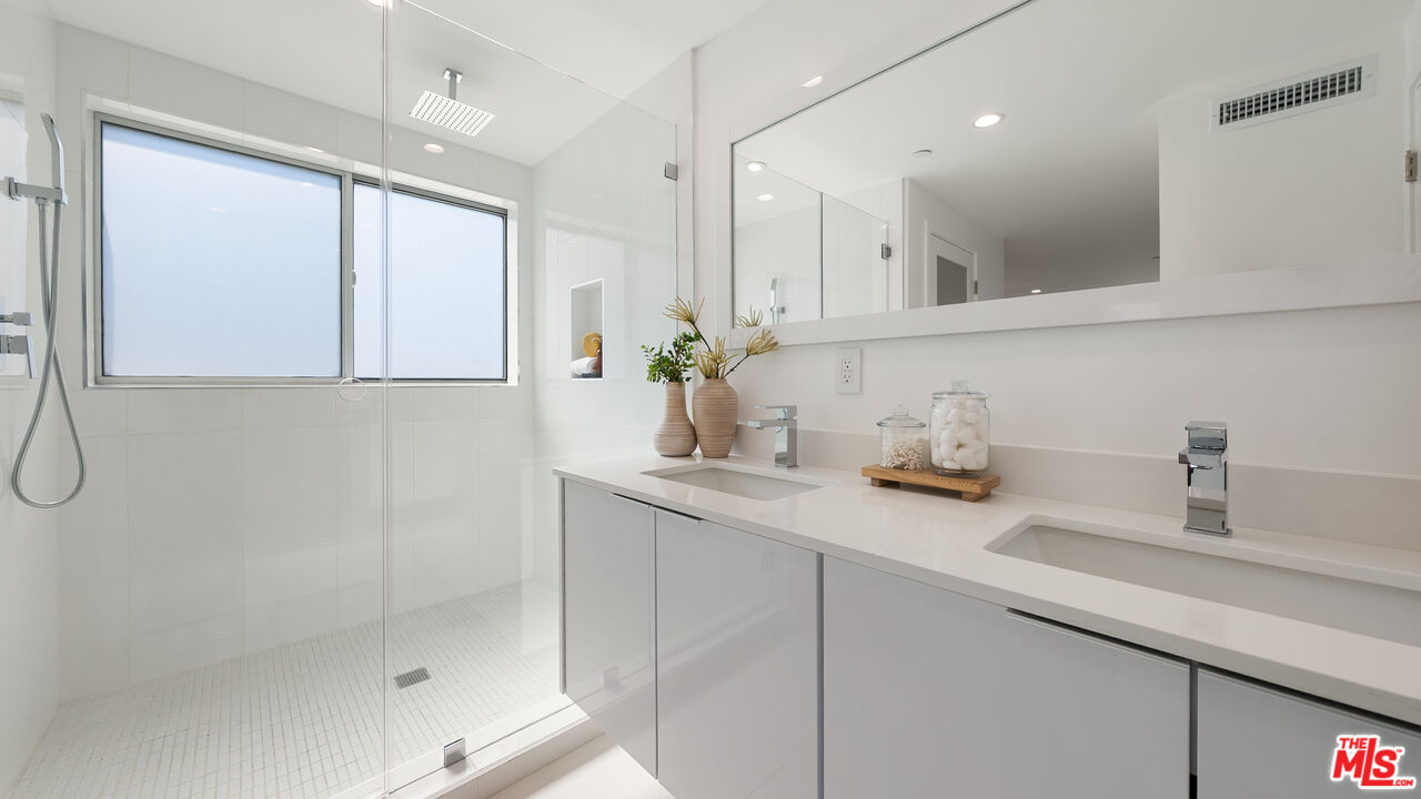 621 N Kings Rd Unit: 3