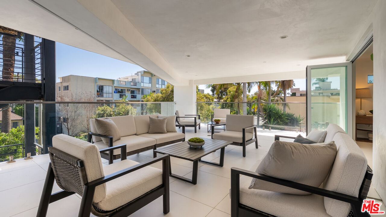 621 N Kings Rd Unit: 3