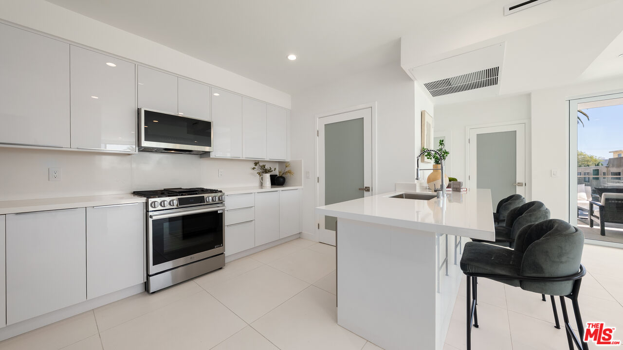 621 N Kings Rd Unit: 3