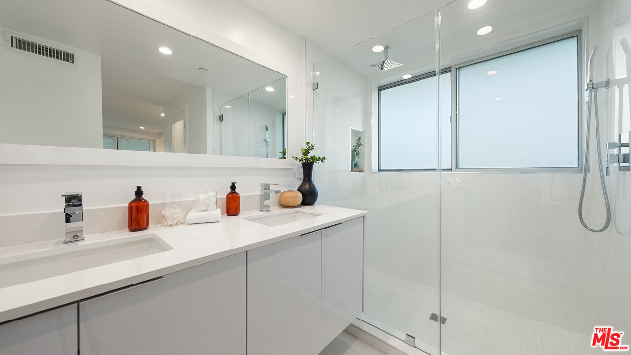 621 N Kings Rd Unit: 3