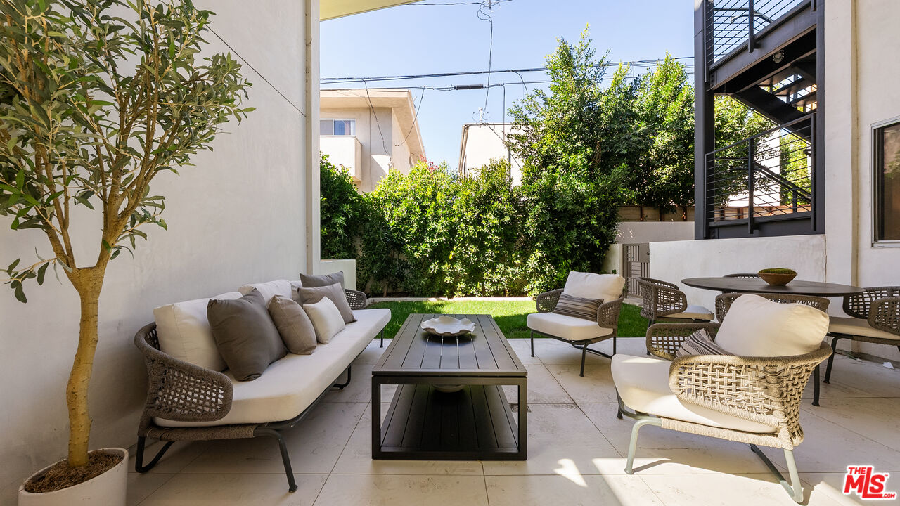 621 N Kings Rd Unit: 2