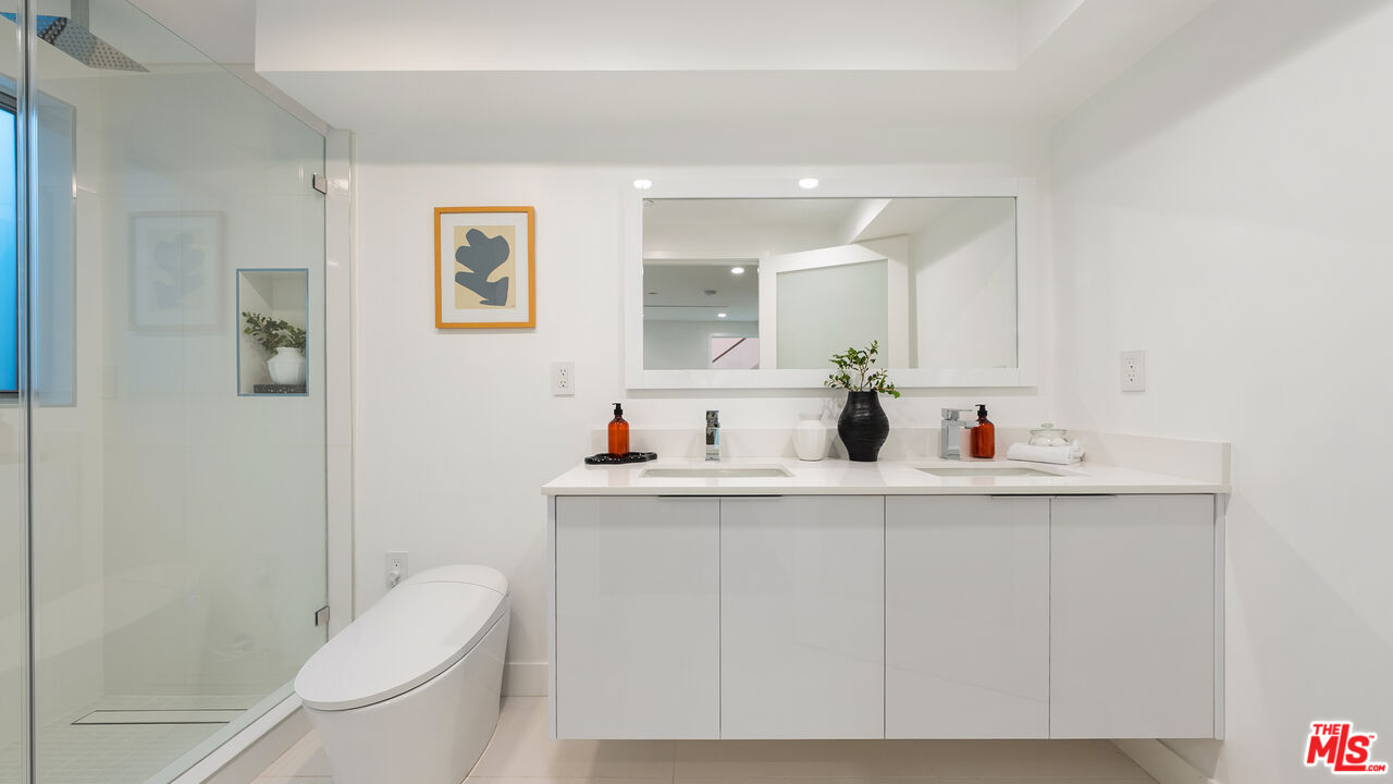 621 N Kings Rd Unit: 2