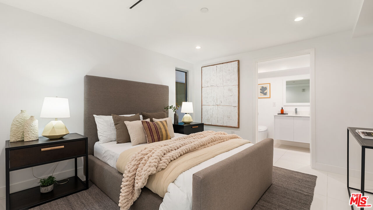 621 N Kings Rd Unit: 2