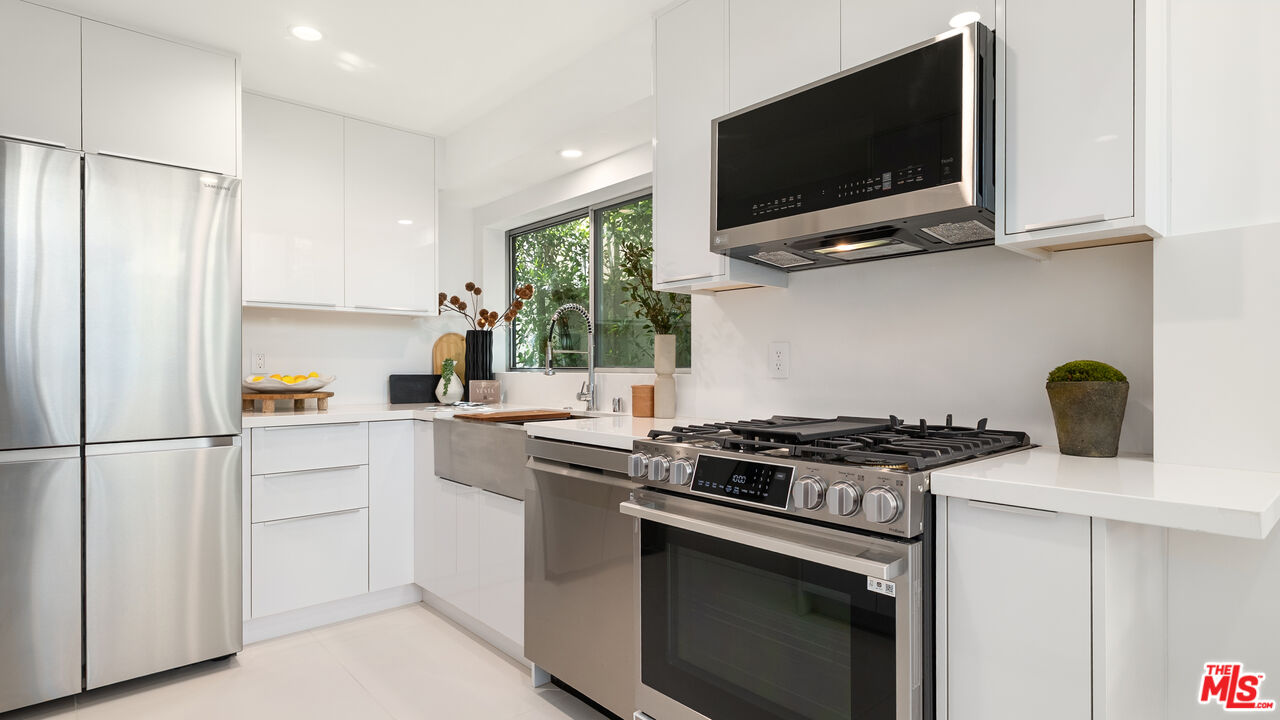 621 N Kings Rd Unit: 2