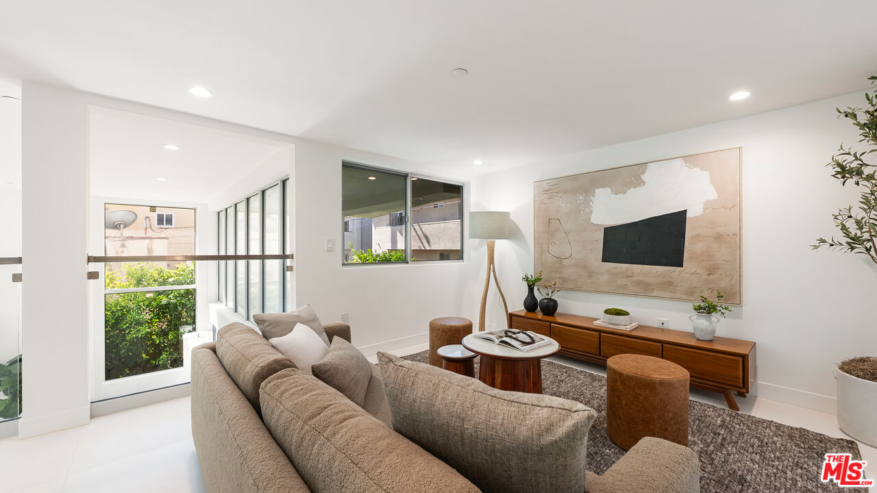 621 N Kings Rd Unit: 2