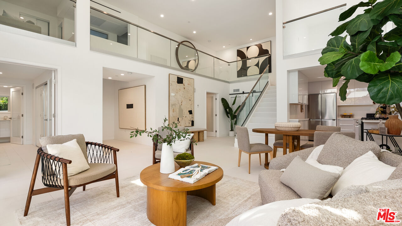 621 N Kings Rd Unit: 2