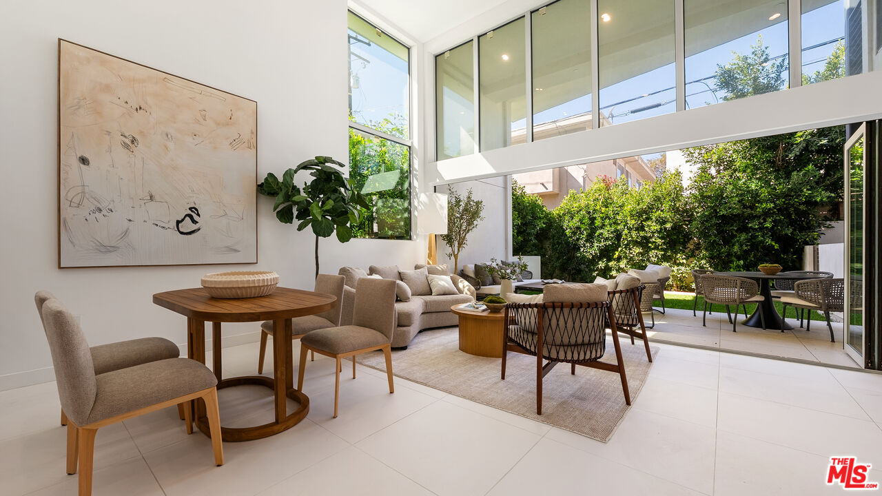 621 N Kings Rd Unit: 2