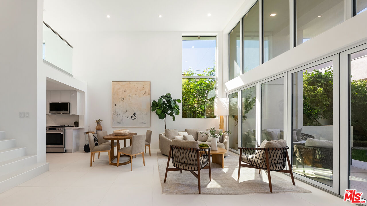 621 N Kings Rd Unit: 2