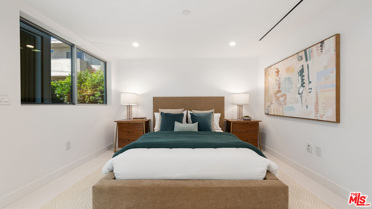 621 N Kings Rd Unit: 2