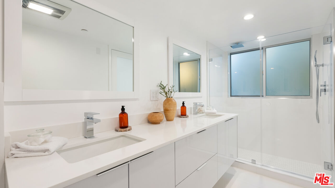 621 N Kings Rd Unit: 2