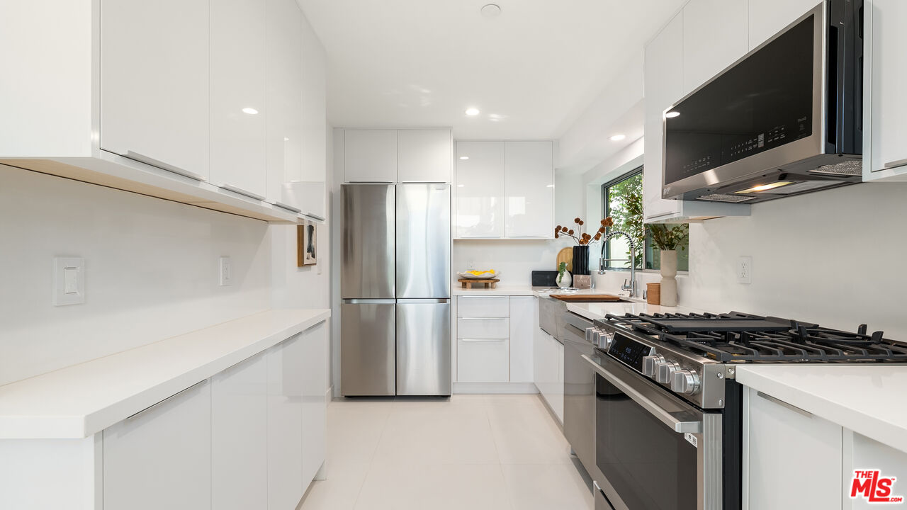 621 N Kings Rd Unit: 2