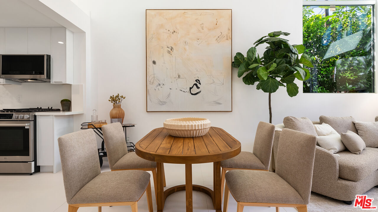 621 N Kings Rd Unit: 2