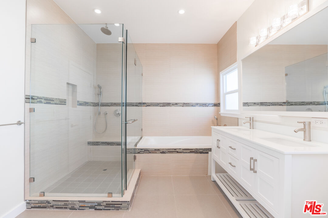 31 Breeze Ave Unit: B, Venice