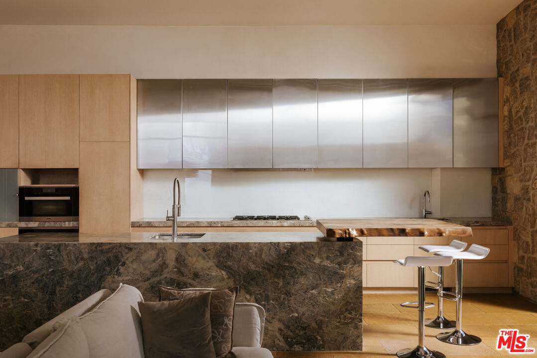 9233 Swallow Dr, West Hollywood