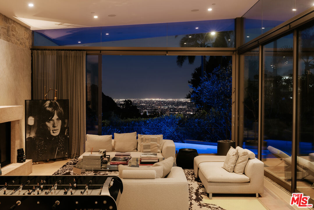 9233 Swallow Dr, West Hollywood