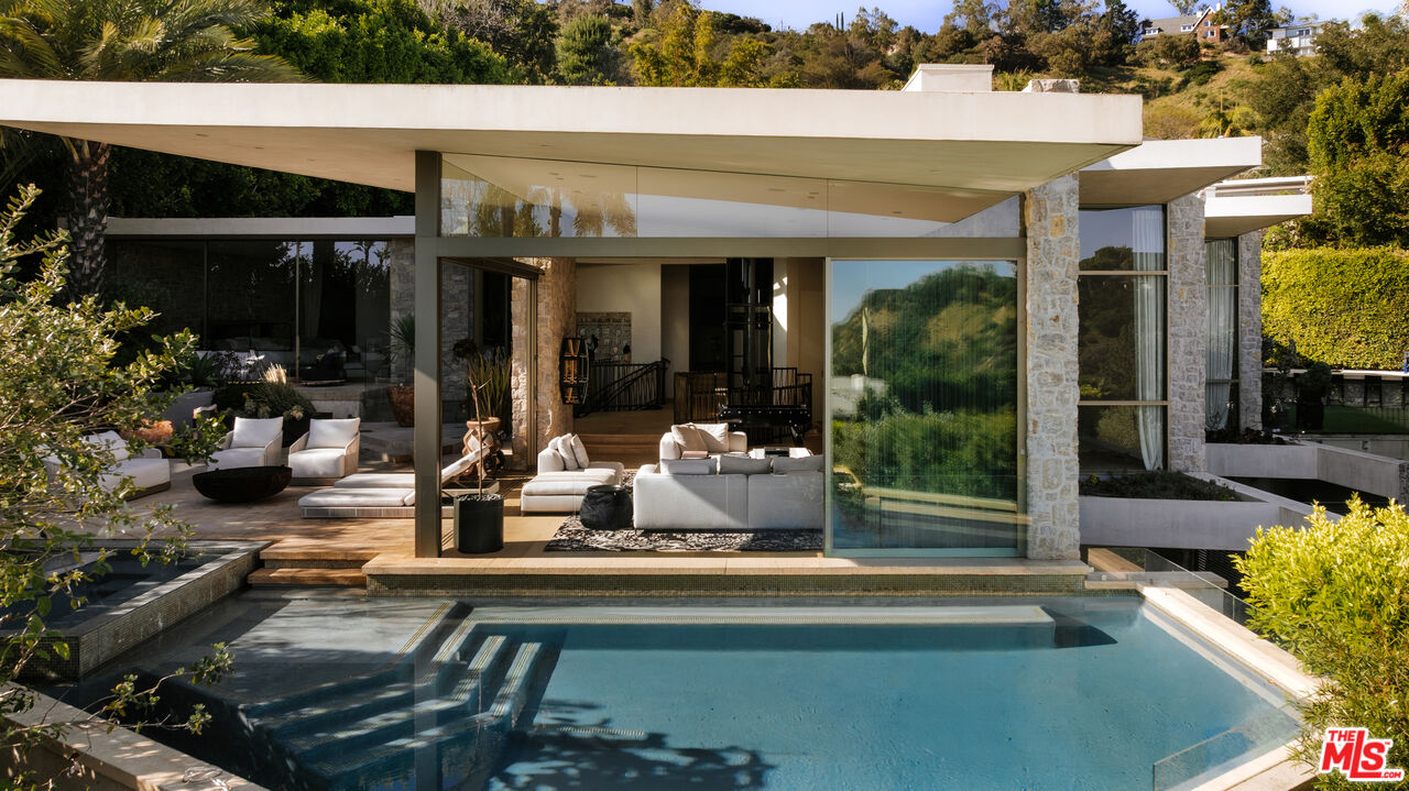 9233 Swallow Dr, West Hollywood