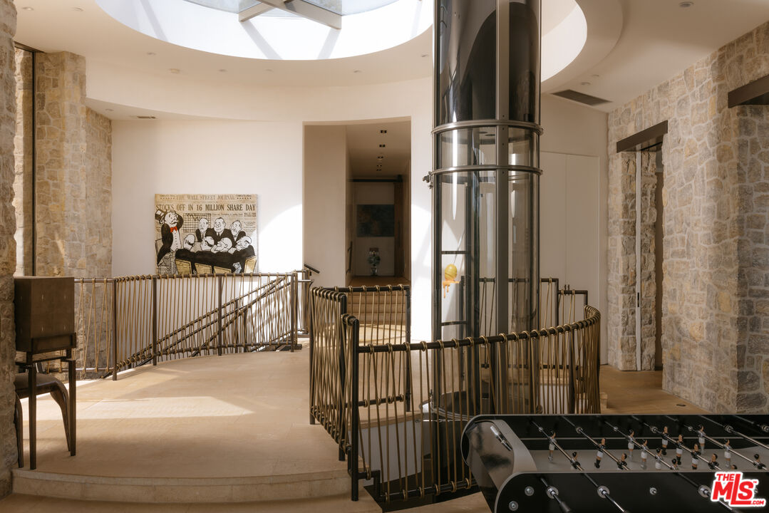 9233 Swallow Dr, West Hollywood