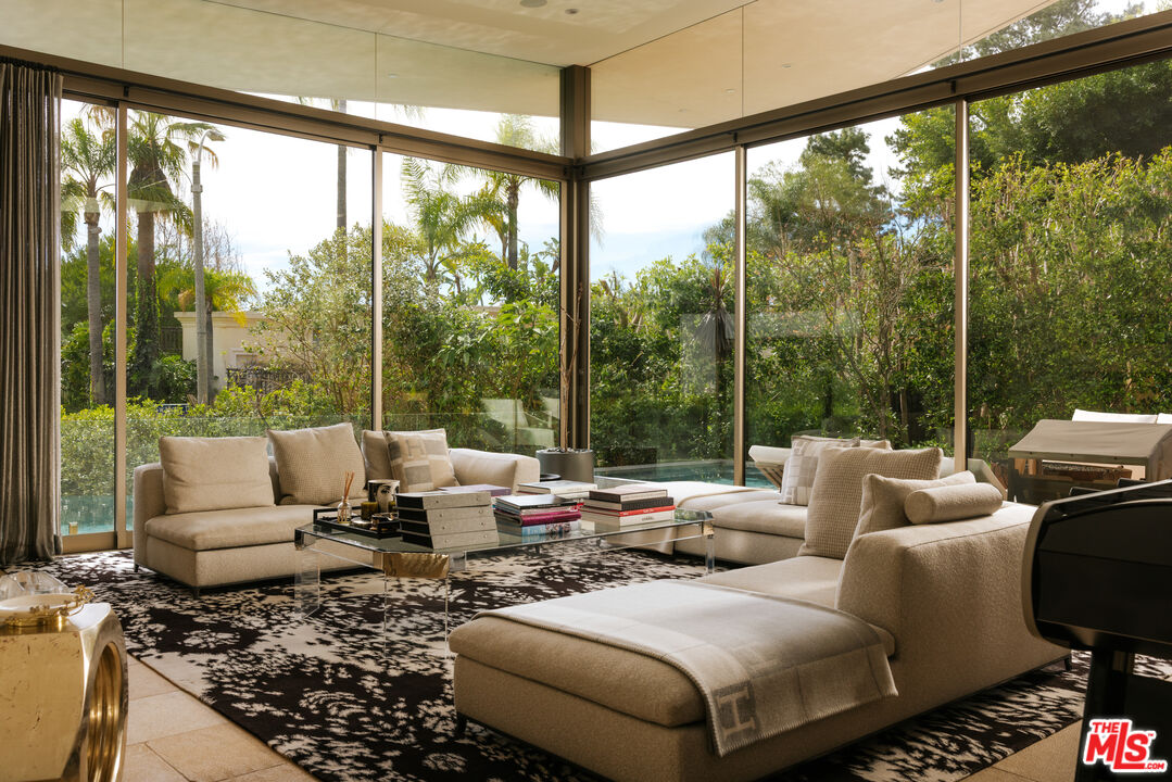 9233 Swallow Dr, West Hollywood