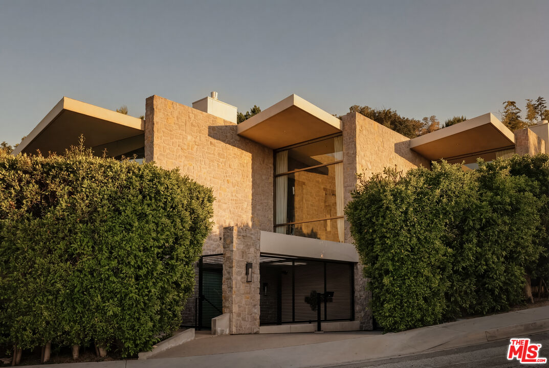 9233 Swallow Dr, West Hollywood