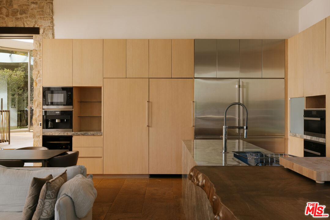 9233 Swallow Dr, West Hollywood