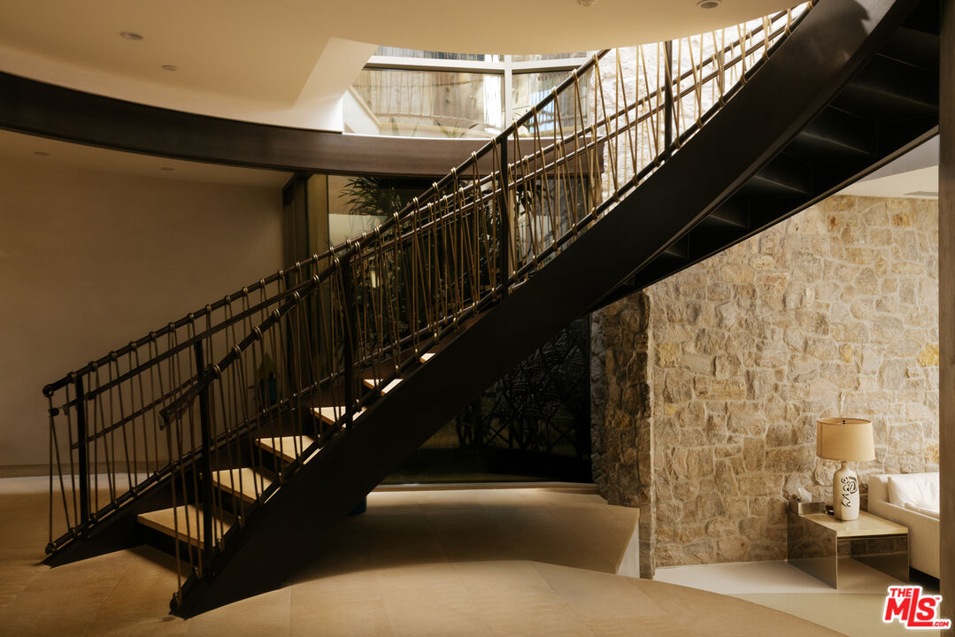 9233 Swallow Dr, West Hollywood