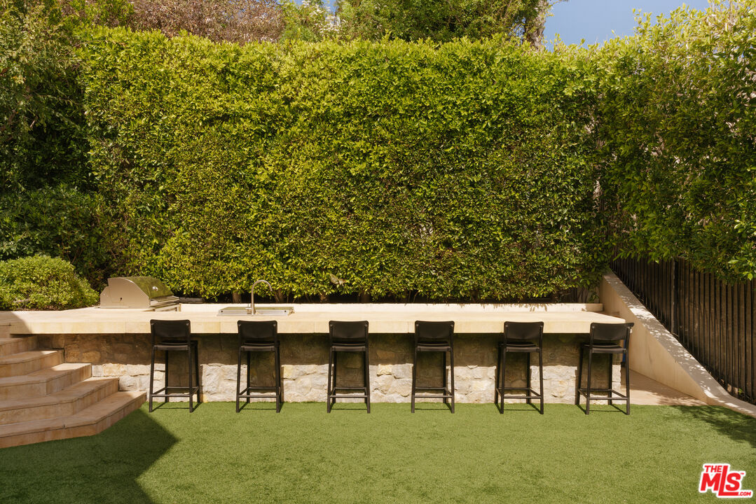 9233 Swallow Dr, West Hollywood