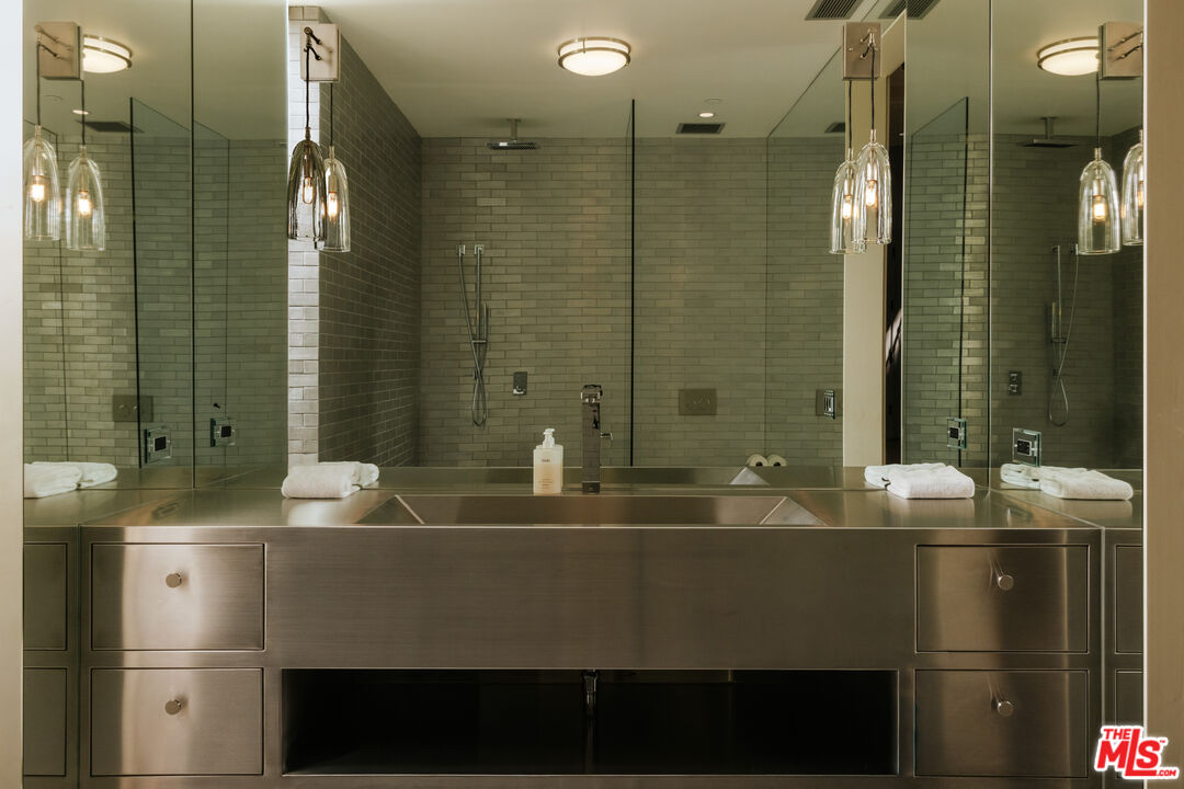 9233 Swallow Dr, West Hollywood