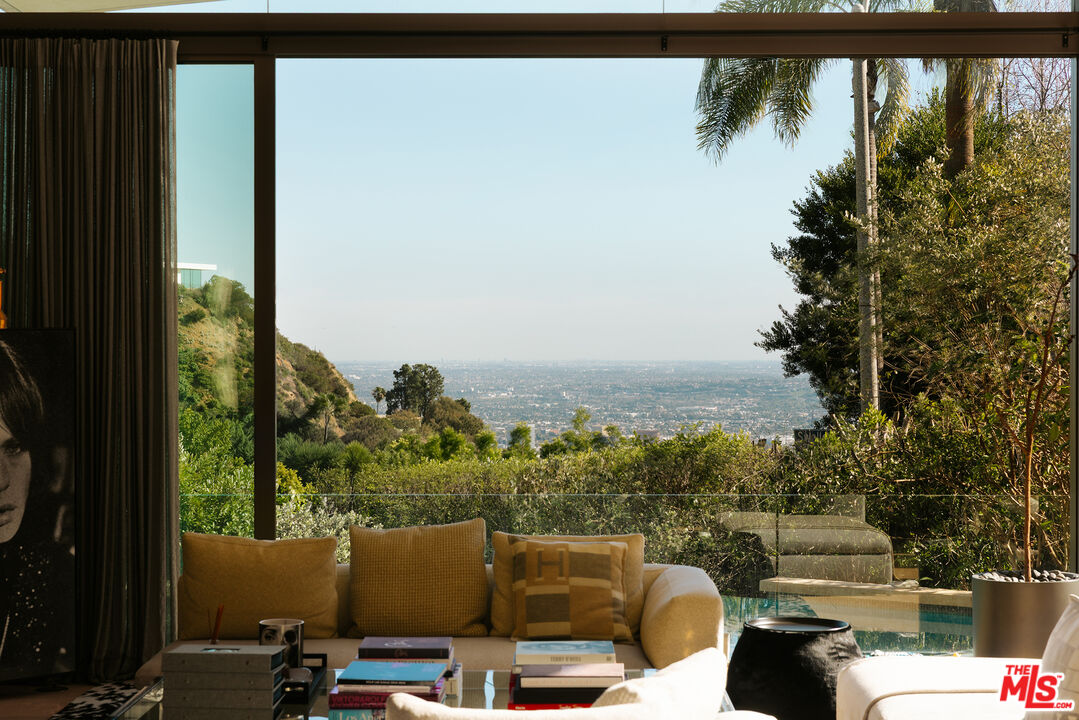 9233 Swallow Dr, West Hollywood