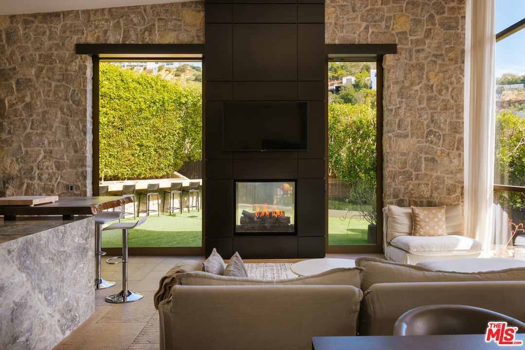 9233 Swallow Dr, West Hollywood