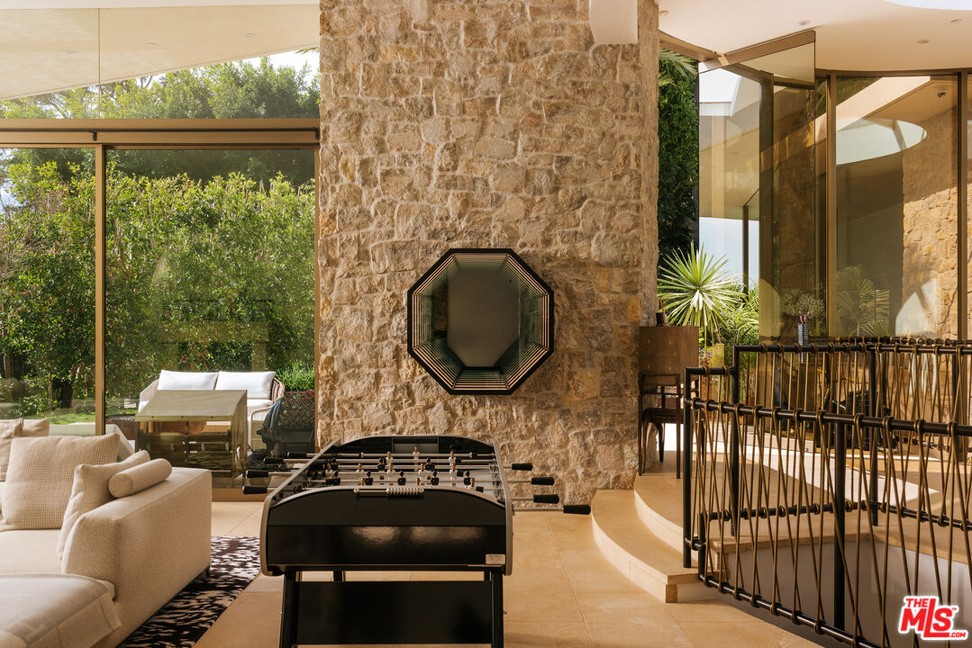 9233 Swallow Dr, West Hollywood