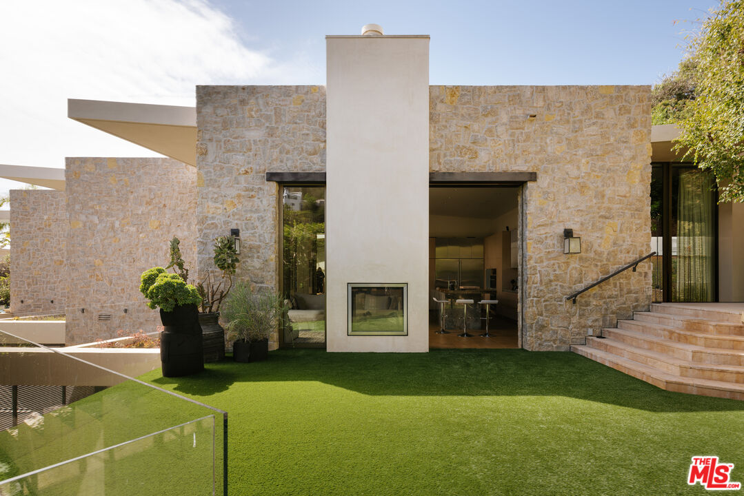 9233 Swallow Dr, West Hollywood