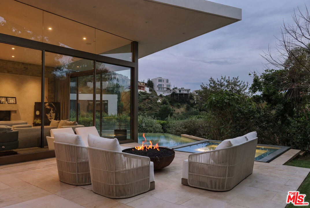 9233 Swallow Dr, West Hollywood