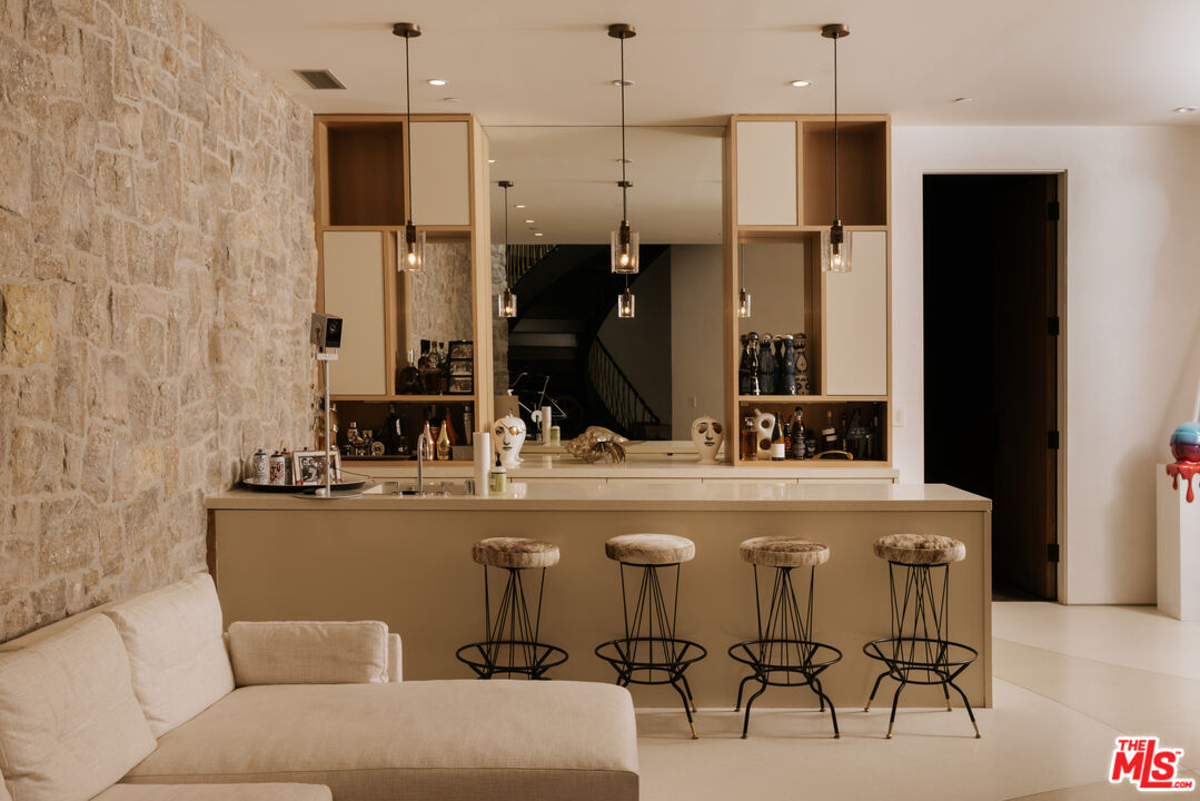 9233 Swallow Dr, West Hollywood