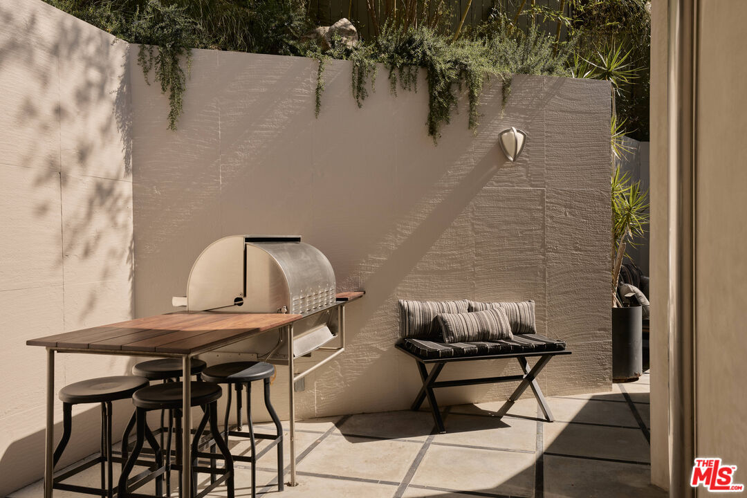 8593 Hollywood Blvd, Hollywood Hills