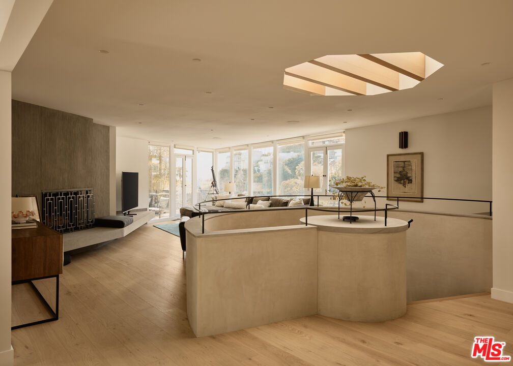 8593 Hollywood Blvd, Hollywood Hills