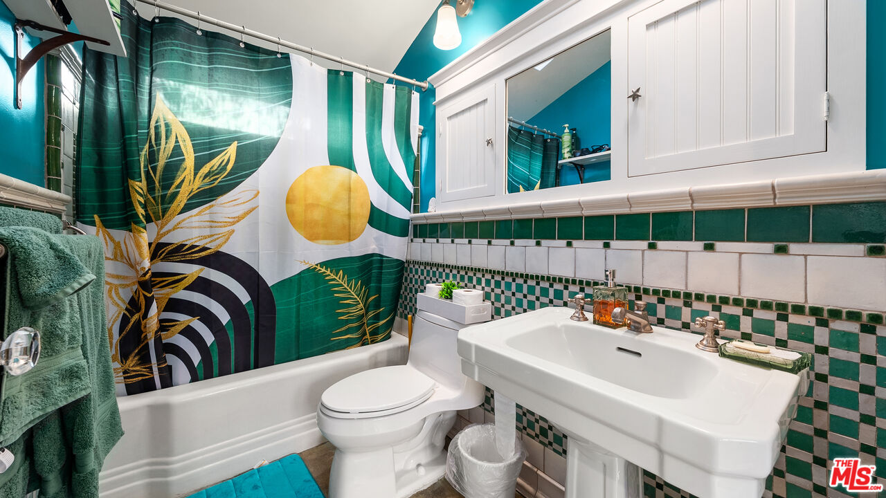 1625 Opechee Way, Glendale