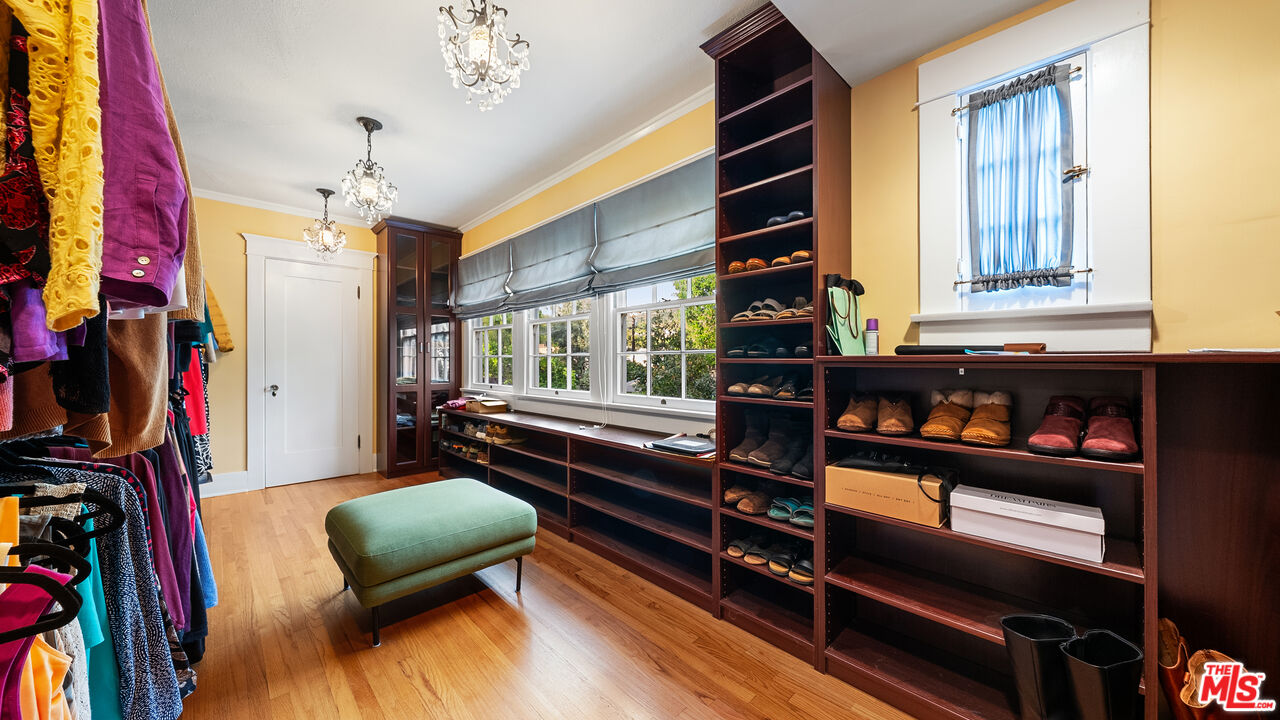 1625 Opechee Way, Glendale