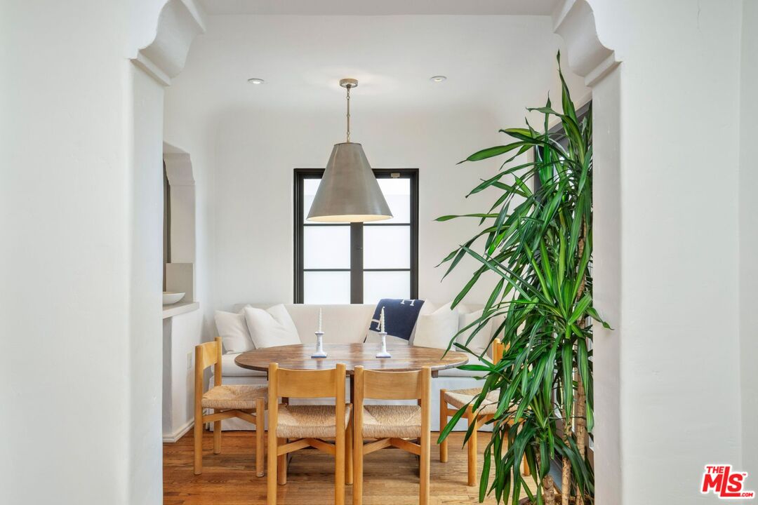 7939 Hillside Ave, Hollywood Hills