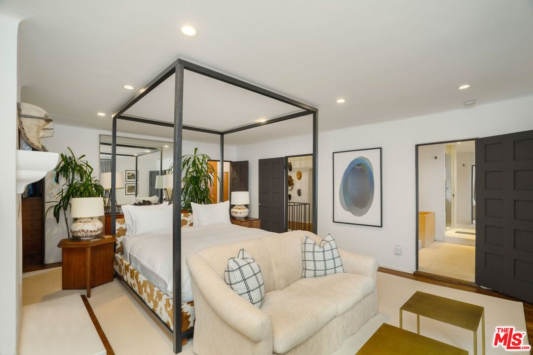 7939 Hillside Ave, Hollywood Hills