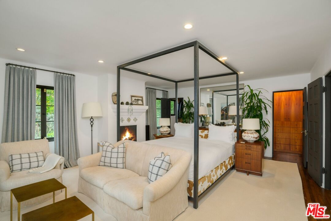 7939 Hillside Ave, Hollywood Hills